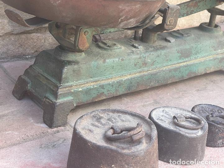 Antig&uuml;edades: Antigua b&aacute;scula balanza con 7 pesos - Foto 3