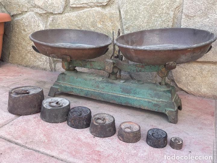 Antig&uuml;edades: Antigua b&aacute;scula balanza con 7 pesos - Foto 4