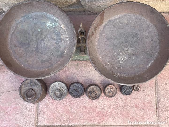 Antig&uuml;edades: Antigua b&aacute;scula balanza con 7 pesos - Foto 5