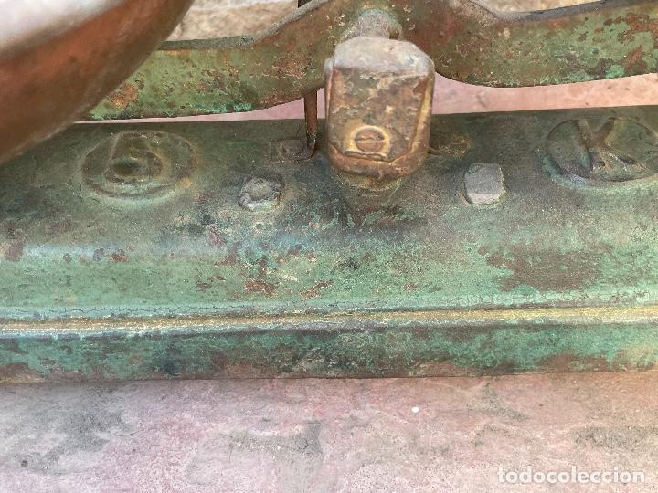 Antig&uuml;edades: Antigua b&aacute;scula balanza con 7 pesos - Foto 6