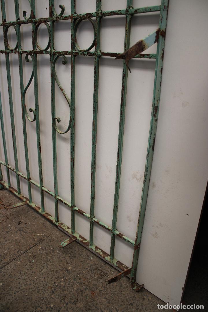 Antig&uuml;edades: antigua reja grande - Foto 7