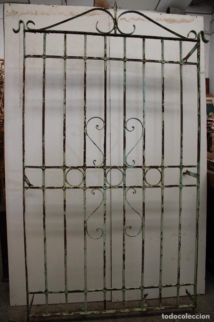Antig&uuml;edades: antigua reja grande - Foto 1