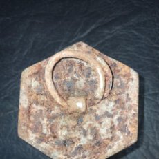 Antigüedades: ANTIGUA PESA DE 1 KILOGRAMO. HEXAGONAL. HIERRO Y PLOMO. CG4