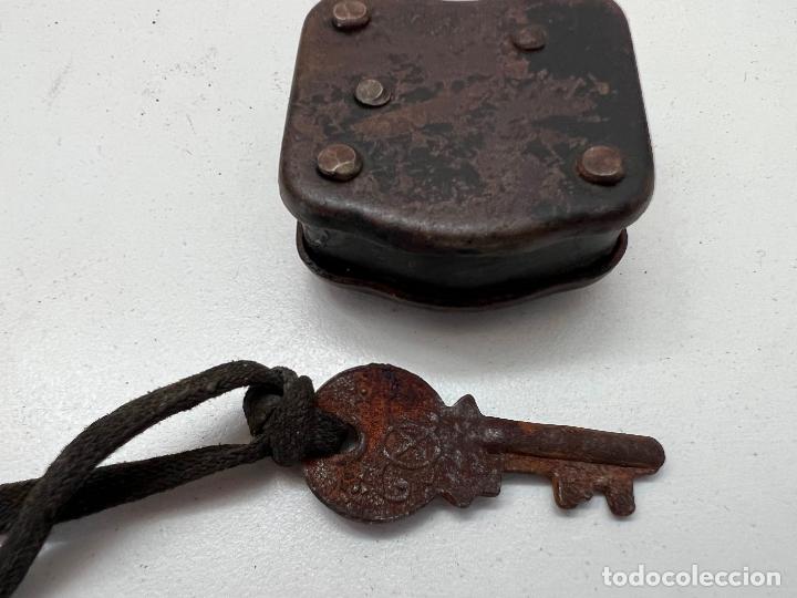 Antig&uuml;edades: ANTIGUO CANDADO CON LLAVE - Foto 2