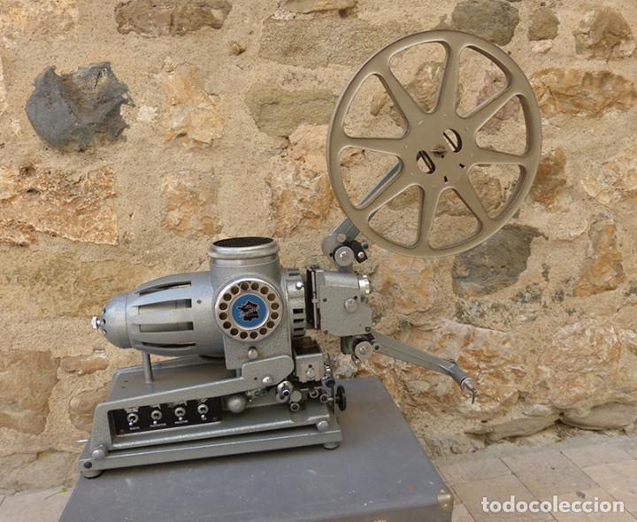 Vieux Projecteur De Cinéma HEURTHIER 16 Mm – Pièce De Collection Pour Passionnés