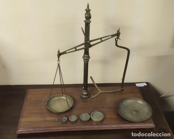 Antig&uuml;edades: INTERESANTE BALANZA INGLESA CON PESAS - Foto 2