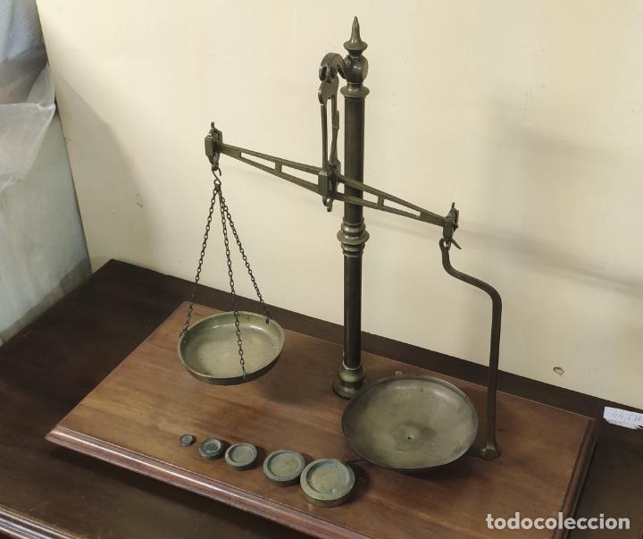 Antig&uuml;edades: INTERESANTE BALANZA INGLESA CON PESAS - Foto 1