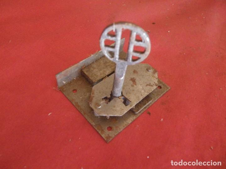 Antig&uuml;edades: ANTIGUA CERRADURA COM LLAVE . VER - Foto 1