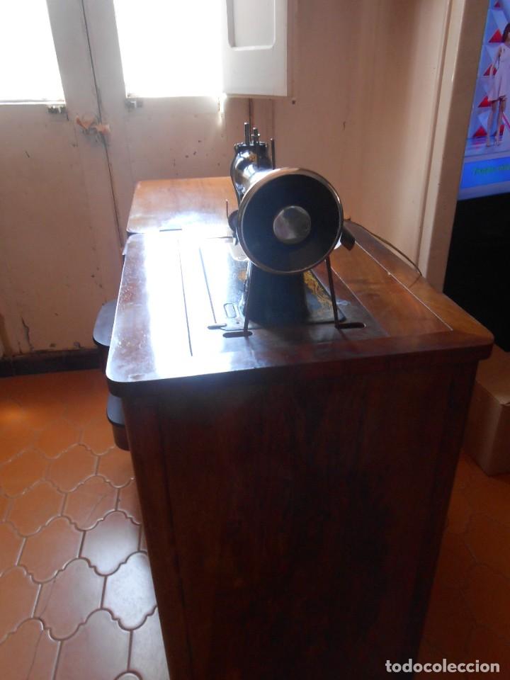 Antig&uuml;edades: Maquina de coser SINGER con mueble de madera - Foto 2