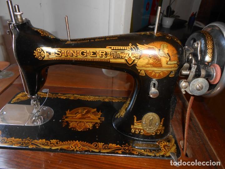 Antig&uuml;edades: Maquina de coser SINGER con mueble de madera - Foto 3