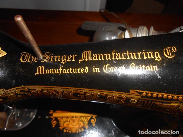 Antig&uuml;edades: Maquina de coser SINGER con mueble de madera - Foto 4