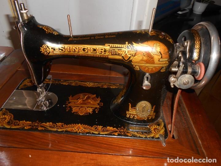Antig&uuml;edades: Maquina de coser SINGER con mueble de madera - Foto 5