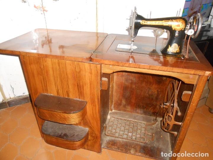 Antig&uuml;edades: Maquina de coser SINGER con mueble de madera - Foto 6