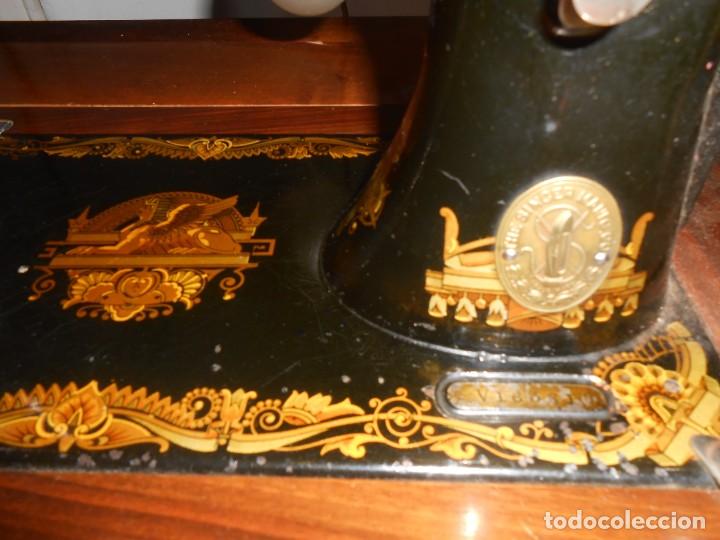 Antig&uuml;edades: Maquina de coser SINGER con mueble de madera - Foto 7