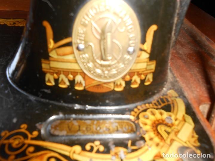 Antig&uuml;edades: Maquina de coser SINGER con mueble de madera - Foto 8