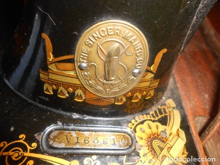 Antig&uuml;edades: Maquina de coser SINGER con mueble de madera - Foto 10