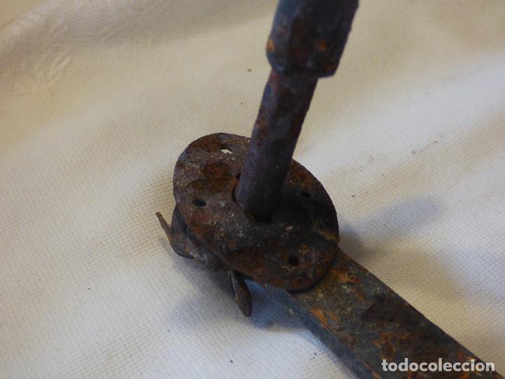 Antig&uuml;edades: Manecilla de puerta, de hierro. - Foto 3