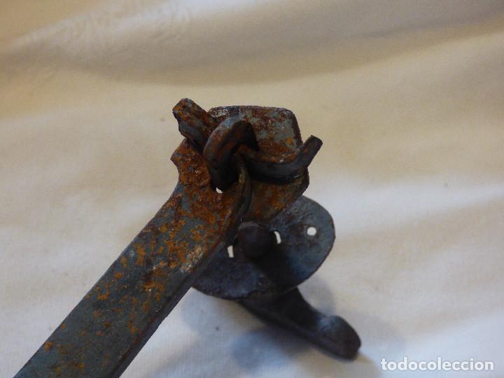 Antig&uuml;edades: Manecilla de puerta, de hierro. - Foto 5