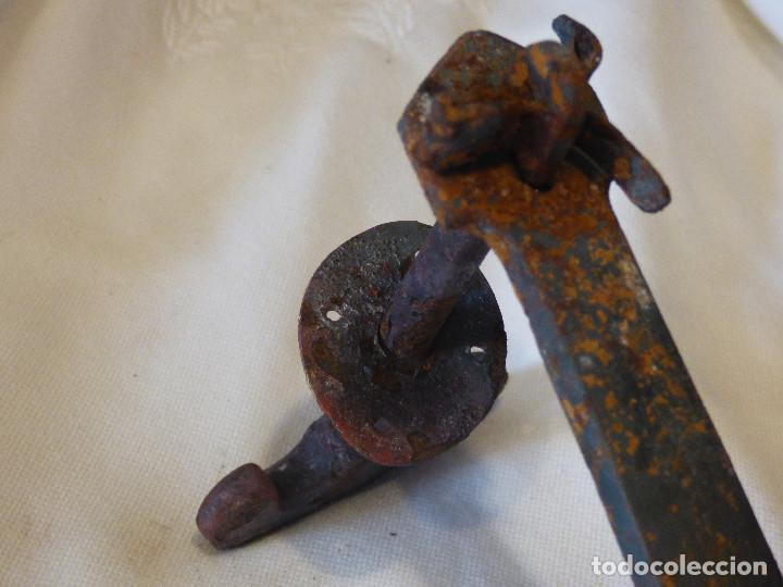 Antig&uuml;edades: Manecilla de puerta, de hierro. - Foto 6