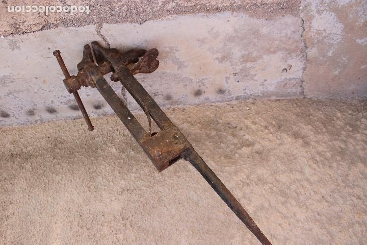 Antig&uuml;edades: tornillo de herrero - Foto 2