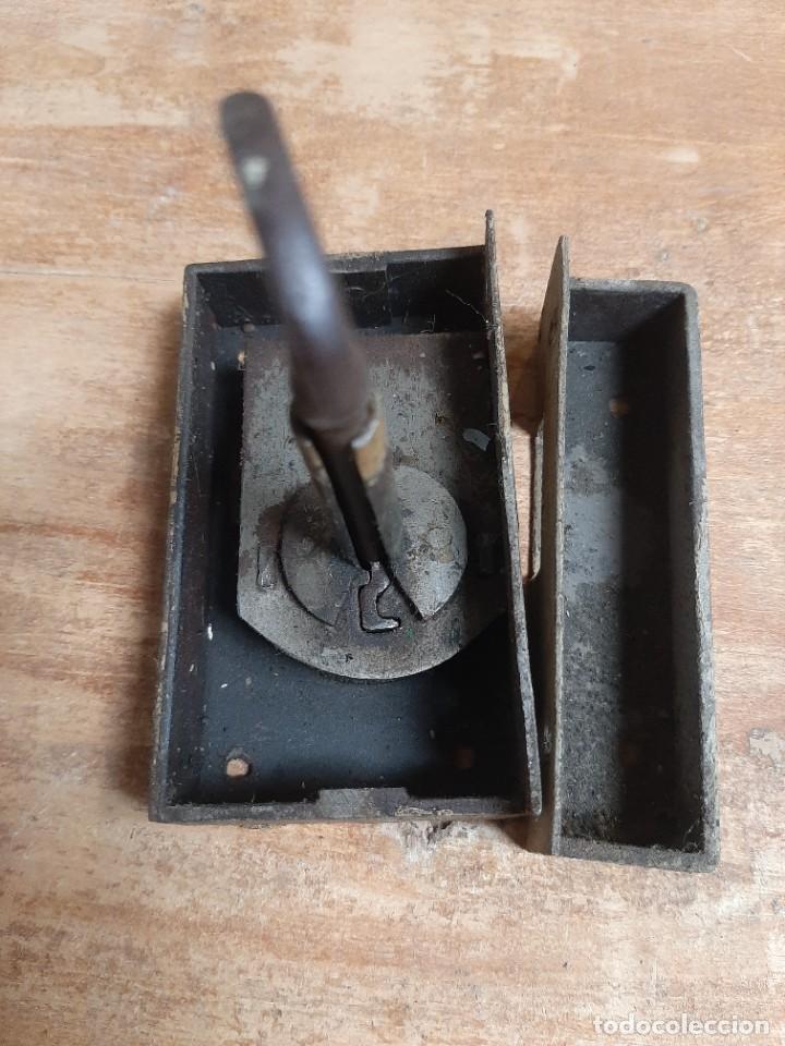 Antig&uuml;edades: Cerradura de puerta con llave - Foto 1