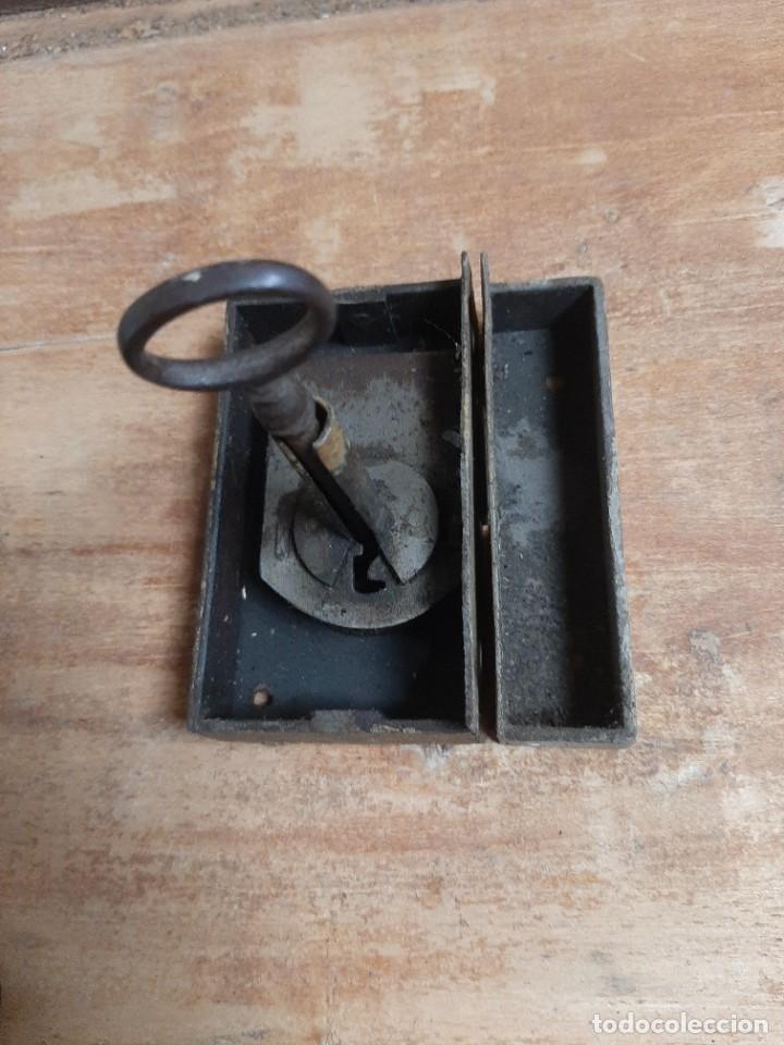 Antig&uuml;edades: Cerradura de puerta con llave - Foto 2