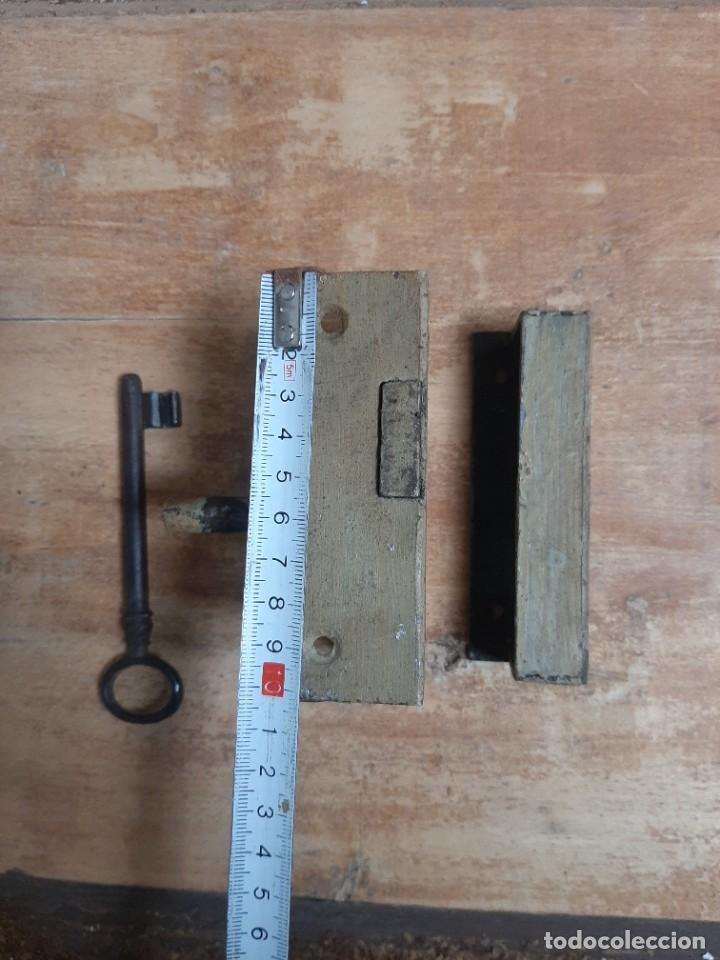 Antig&uuml;edades: Cerradura de puerta con llave - Foto 3