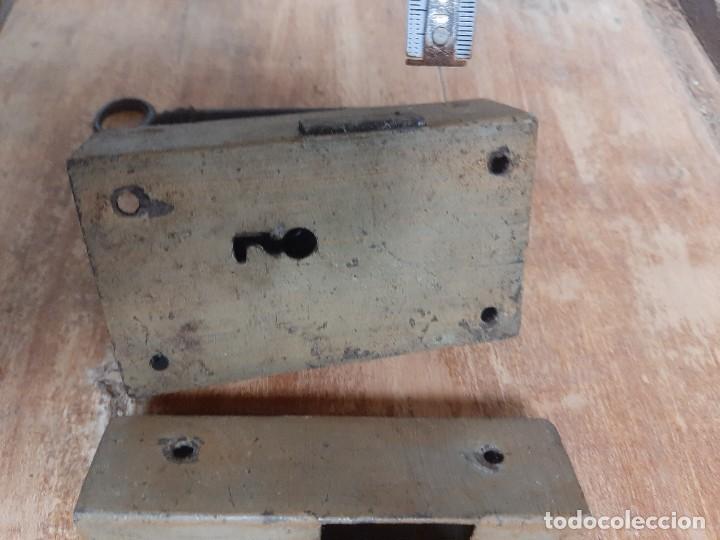 Antig&uuml;edades: Cerradura de puerta con llave - Foto 6