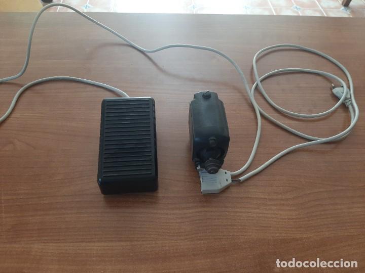 Antig&uuml;edades: Motor de m&aacute;quina de coser, con pedal. Funciona - Foto 2
