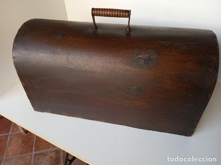 Antig&uuml;edades: Tapa cubre m&aacute;quina de coser - Foto 1