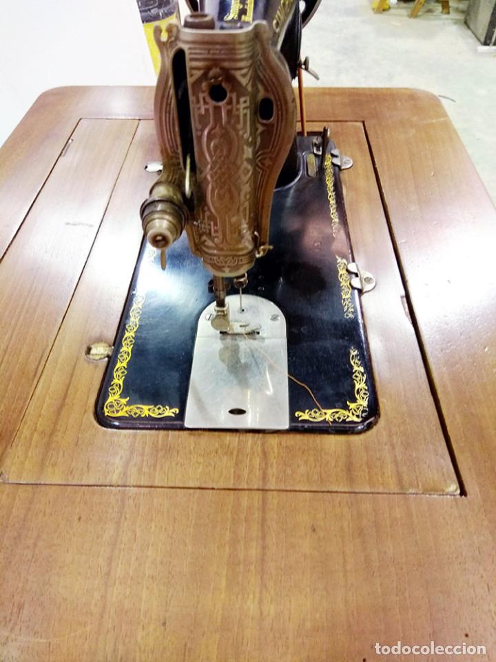 Antig&uuml;edades: MAQUINA DE COSER SINGER CON MUEBLE - Foto 5
