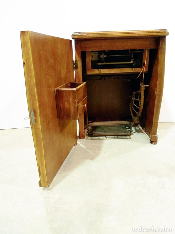 Antig&uuml;edades: MAQUINA DE COSER SINGER CON MUEBLE - Foto 6