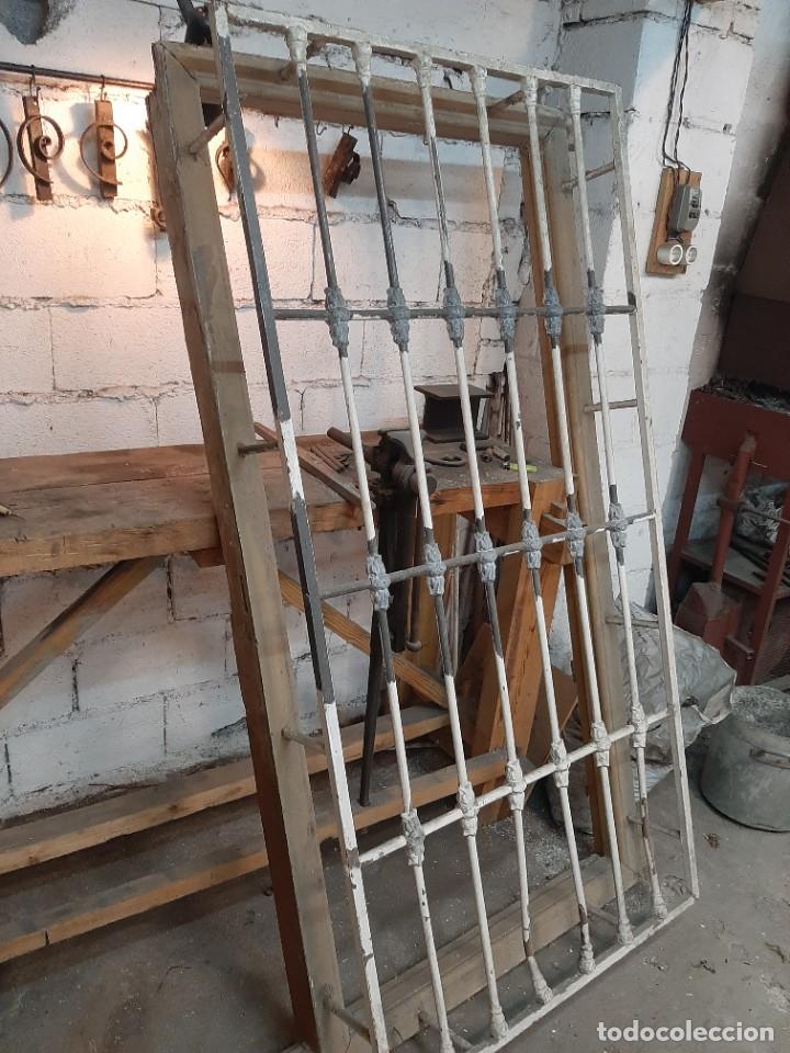 Antig&uuml;edades: Reja de forja centenaria con fundicion de plomo - Foto 1