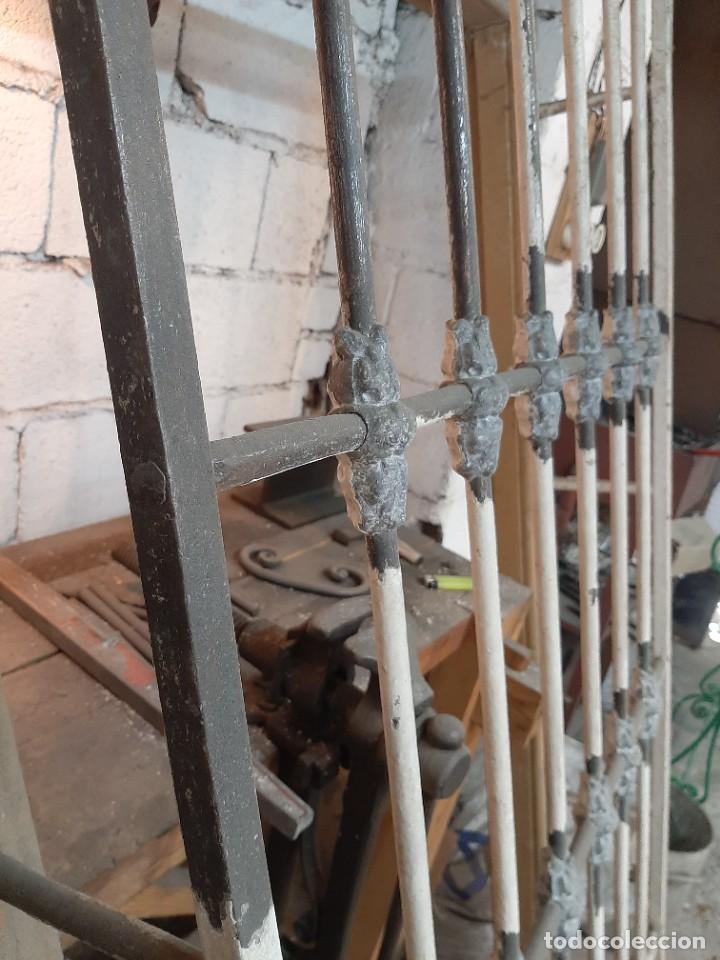 Antig&uuml;edades: Reja de forja centenaria con fundicion de plomo - Foto 2