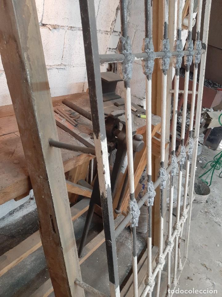 Antig&uuml;edades: Reja de forja centenaria con fundicion de plomo - Foto 3