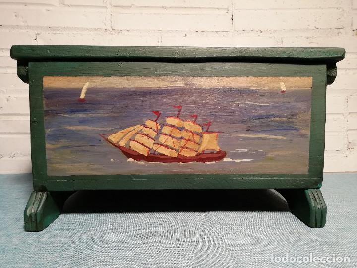 Antig&uuml;edades: Caja con temas marineros pintada a mano - Foto 1