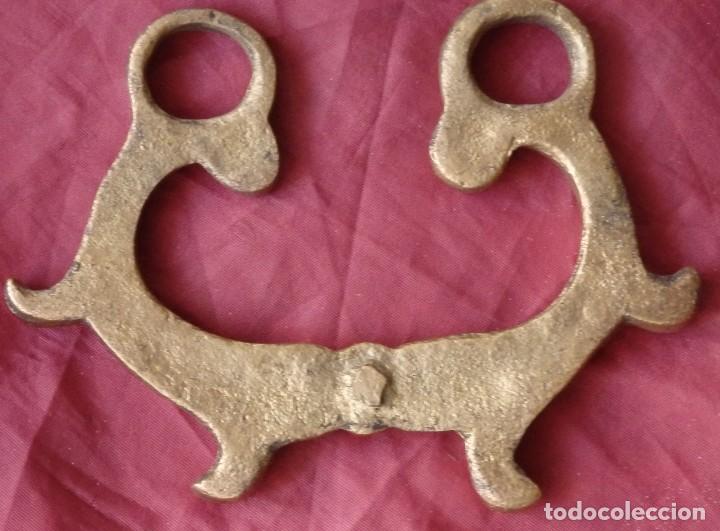 Antig&uuml;edades: ASA DE BRASERO EN BRONCE - Foto 2