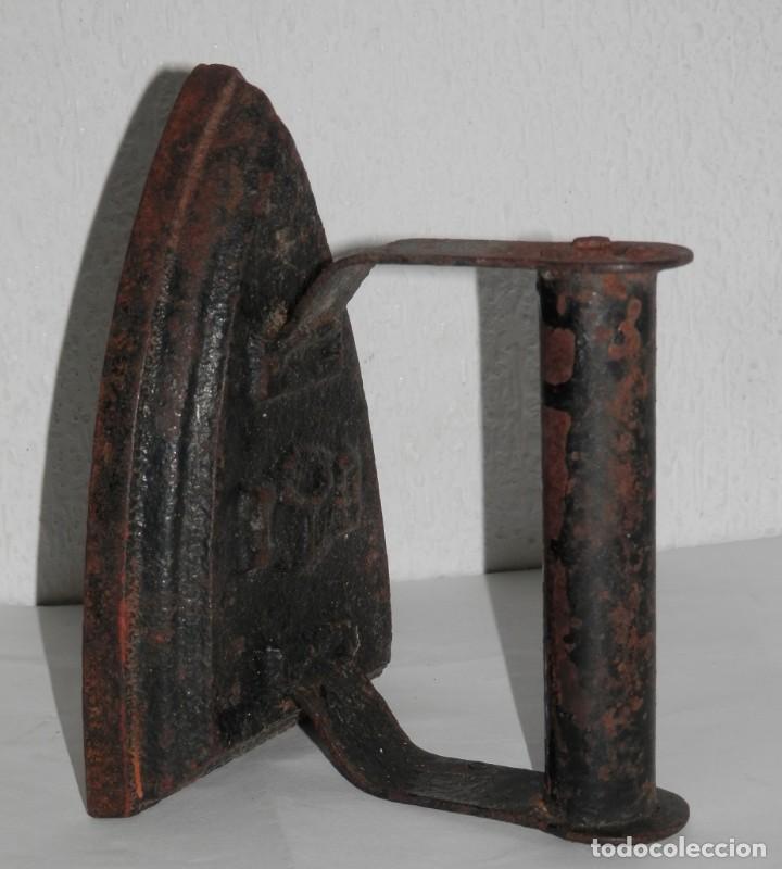 Antig&uuml;edades: ANTIGUA PLANCHA DE LA MARCA IYB - Foto 1