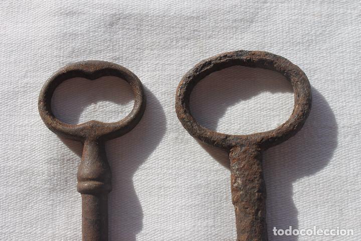 Antig&uuml;edades: DOS LLAVES DE FORJA - Foto 2