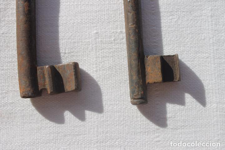 Antig&uuml;edades: DOS LLAVES DE FORJA MACHO Y HEMBRA - Foto 3