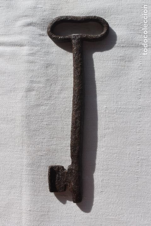 Antig&uuml;edades: GRAN LLAVE DE FORJA MACHO SIGLO XIX - Foto 1
