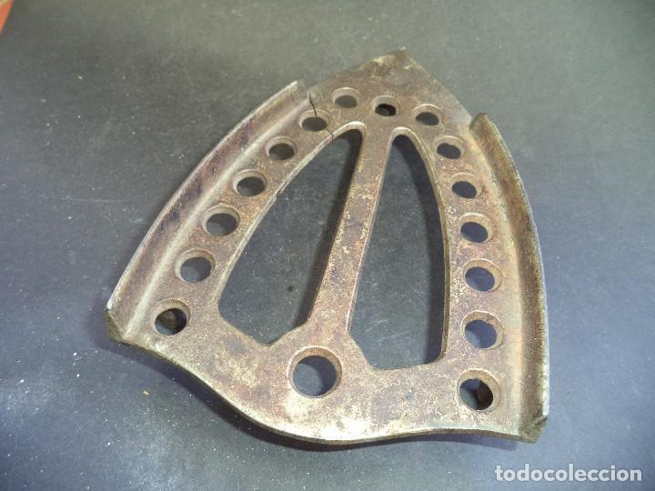 Antig&uuml;edades: Curiosa Coleccion de 25 Planchas e 5 acessorios - Foto 35