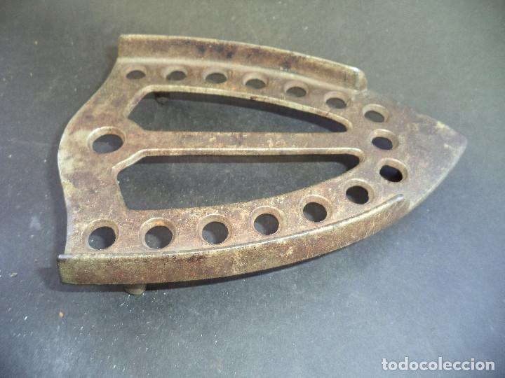 Antig&uuml;edades: Curiosa Coleccion de 25 Planchas e 5 acessorios - Foto 36