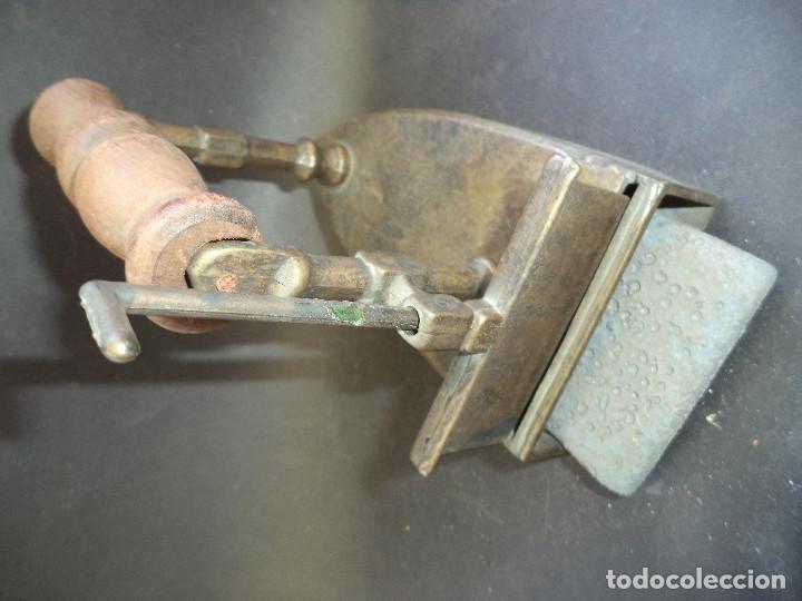 Antig&uuml;edades: Curiosa Coleccion de 25 Planchas e 5 acessorios - Foto 39