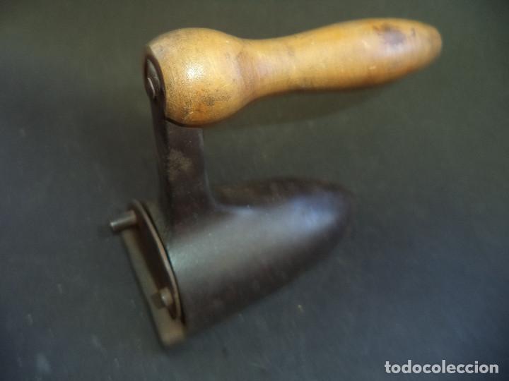 Antig&uuml;edades: Curiosa Coleccion de 25 Planchas e 5 acessorios - Foto 41