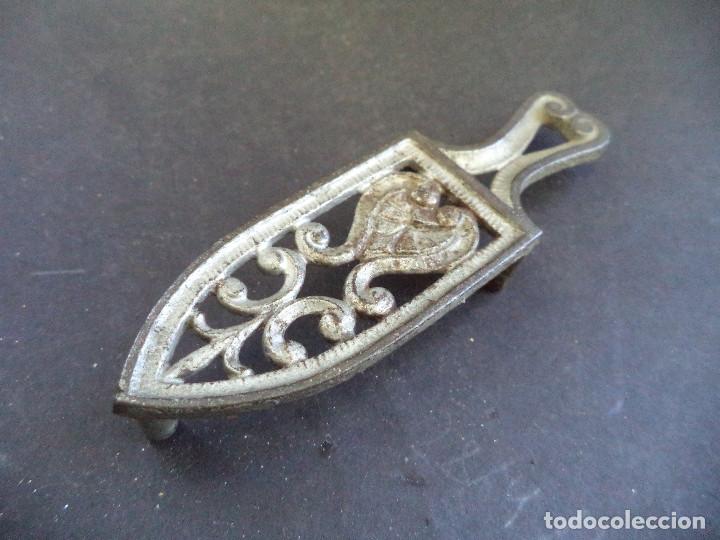 Antig&uuml;edades: Curiosa Coleccion de 25 Planchas e 5 acessorios - Foto 45