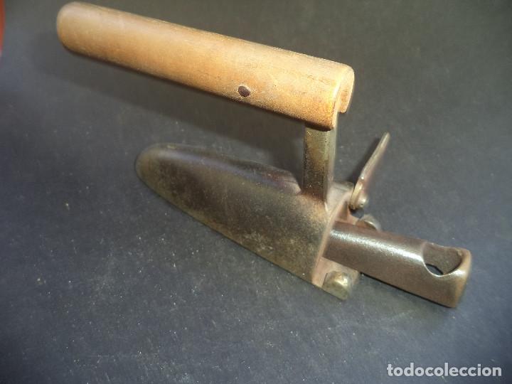 Antig&uuml;edades: Curiosa Coleccion de 25 Planchas e 5 acessorios - Foto 49
