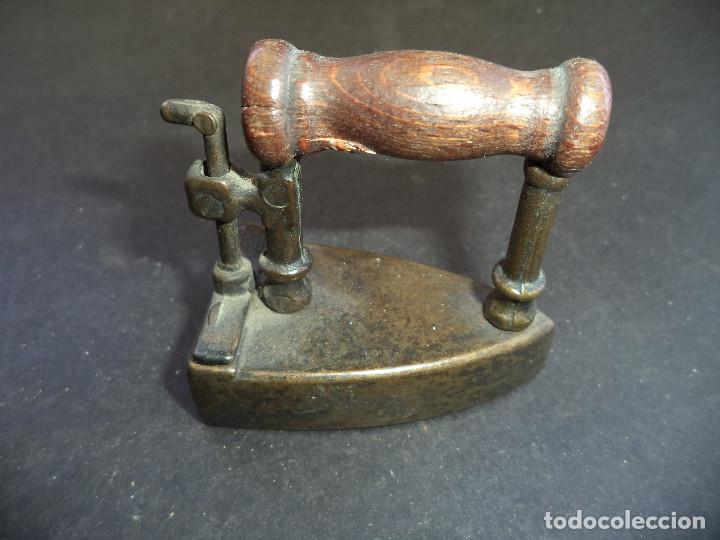 Antig&uuml;edades: Curiosa Coleccion de 25 Planchas e 5 acessorios - Foto 61