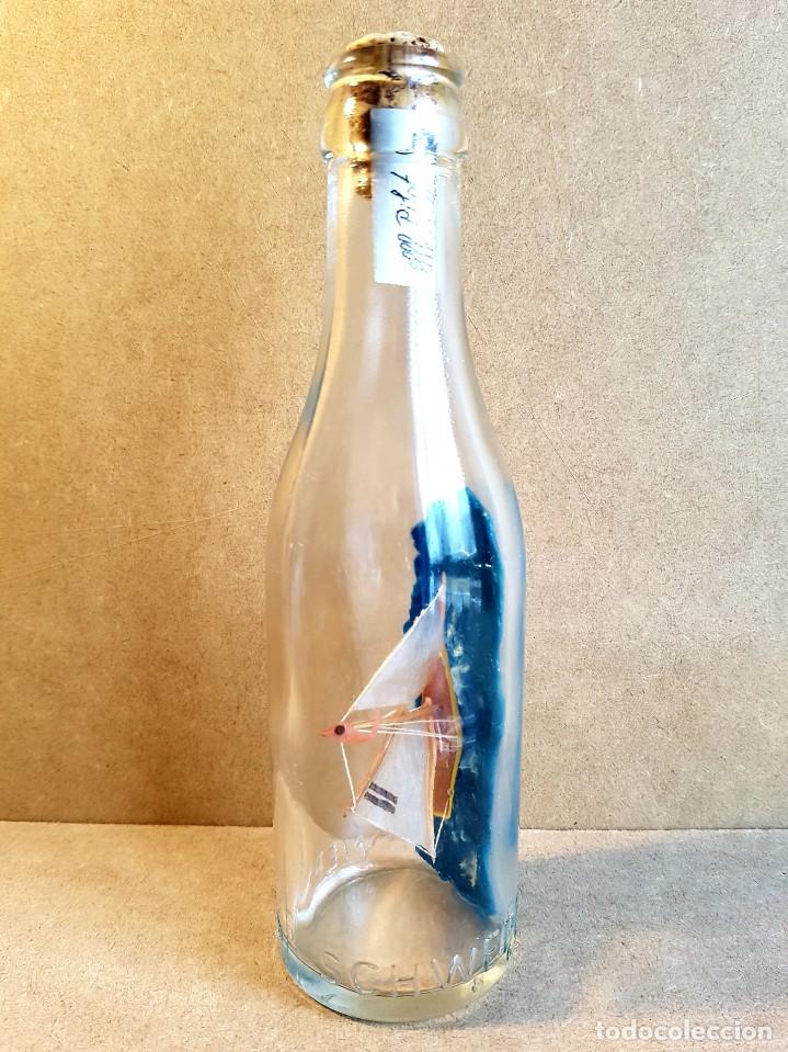 Antig&uuml;edades: Antigua botella de Schweppes con velero. - Foto 1