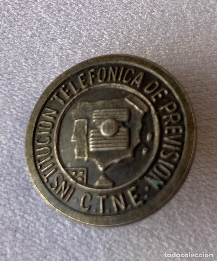 Tel&eacute;fonos: Telef&oacute;nica escudos de solapa a&ntilde;os 70 - Foto 2